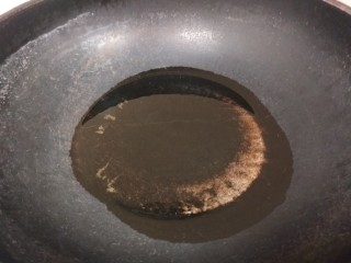凉拌茼蒿,锅中倒入适量油。