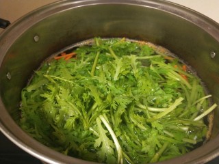 凉拌茼蒿,锅中烧开水倒入茼蒿，一点胡萝卜丝。