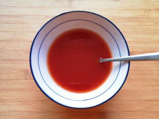 茄汁带鱼,加入开水搅拌均匀，糖醋汁就调好了。 