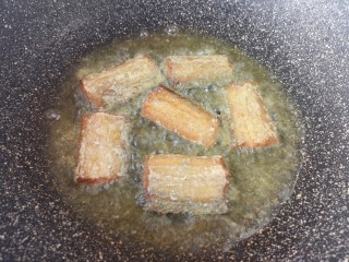 茄汁带鱼,锅里倒入多一点食用油烧热，下入腌制好的带鱼，中火炸至焦黄色。 