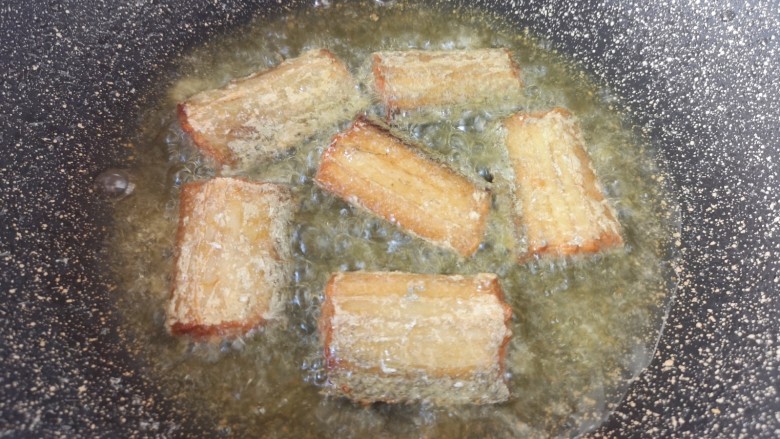 茄汁带鱼,锅里倒入多一点食用油烧热，下入腌制好的带鱼，中火炸至焦黄色。 