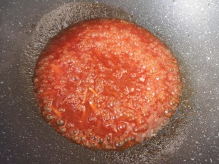 茄汁带鱼,倒入调好的糖醋汁，烧至冒泡。 