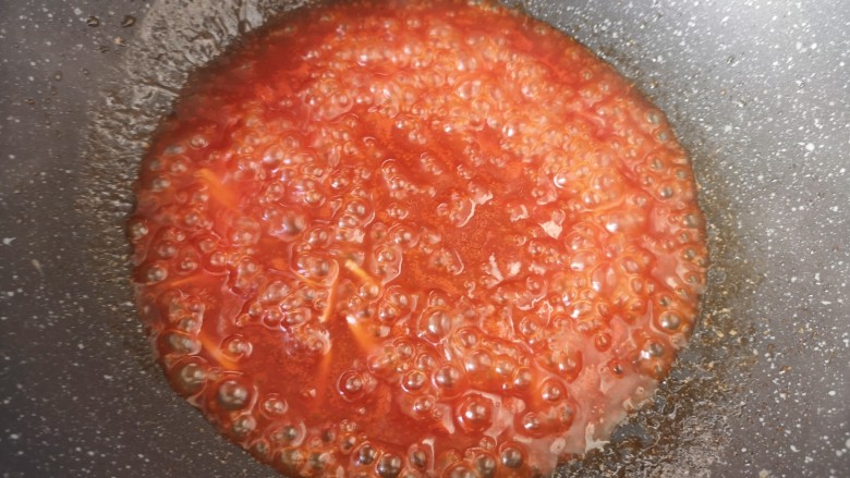 茄汁带鱼,倒入调好的糖醋汁，烧至冒泡。 