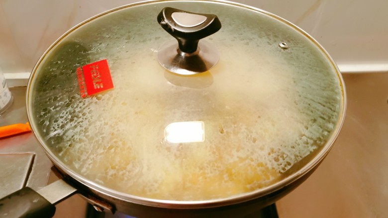 油焖春笋,添加适量清水，扣上盖子焖制，期间需要翻拌，保持受热均匀。