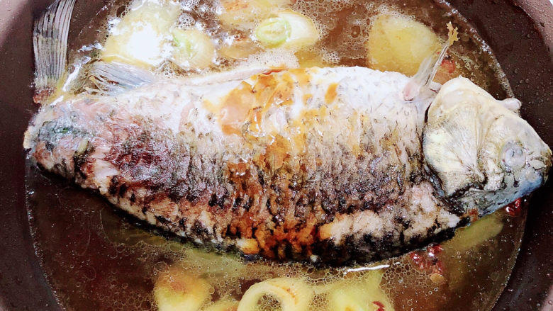 香菇鲫鱼汤,倒入水，烧开锅，小火慢炖20分钟。