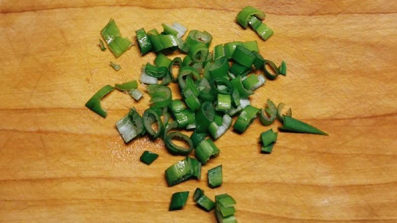 茄汁带鱼,取一段葱绿切碎备用。