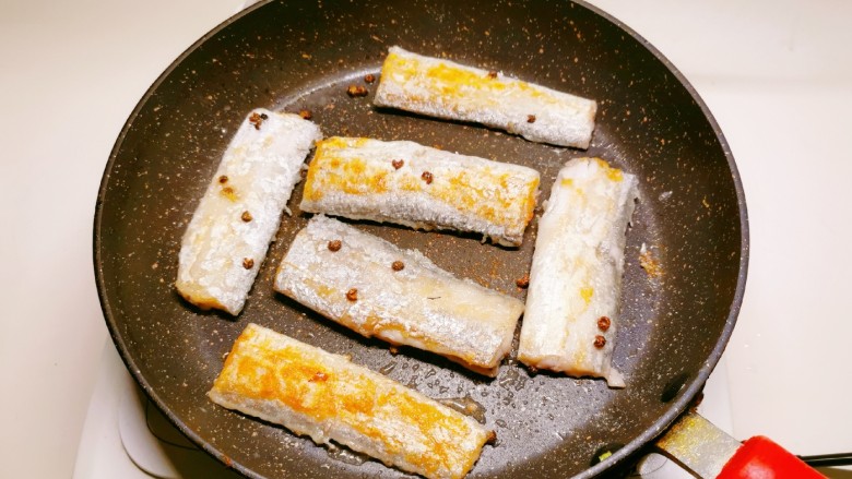 茄汁带鱼,煎至两面金黄色出锅备用。
