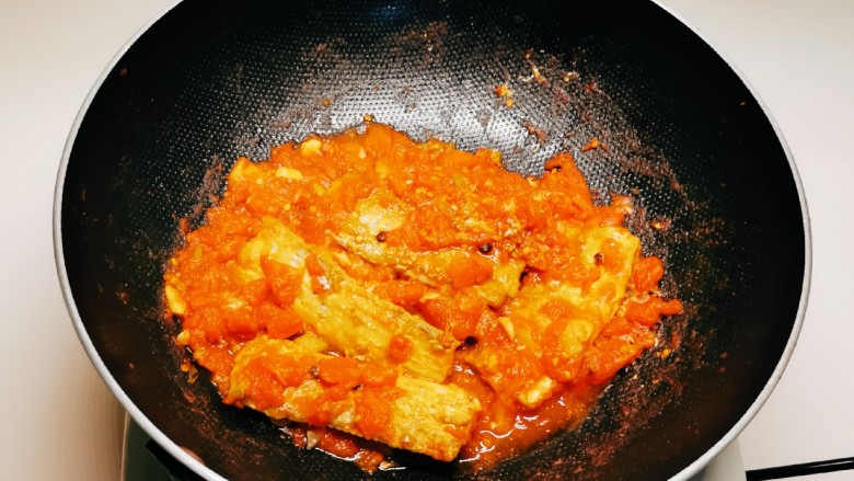 茄汁带鱼,一面入味后翻另一面，让番茄汁完全包裹住带鱼段。