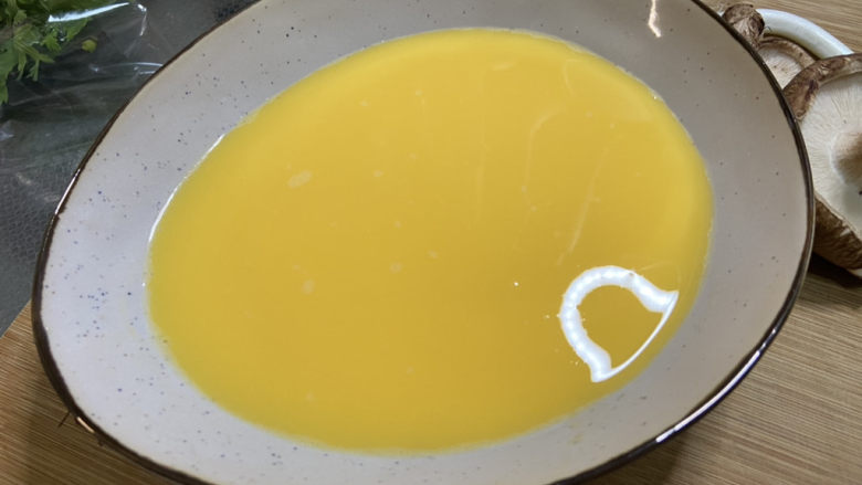 肉末鸡蛋羹➕香菇肉末鸡蛋羹,如果表面还有小气泡，用勺子撇去