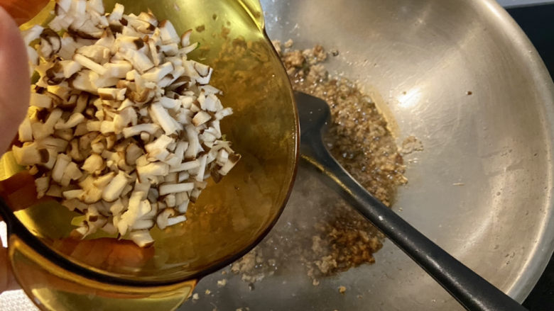 肉末鸡蛋羹➕香菇肉末鸡蛋羹,加入香菇末，中火翻炒半分钟