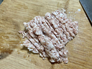 肉末鸡蛋羹➕香菇肉末鸡蛋羹,买的现成的五花肉末，绞的有点粗，自己用刀剁的再细腻点