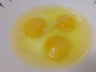 肉末鸡蛋羹,鸡蛋打入碗里，加少盐入味。