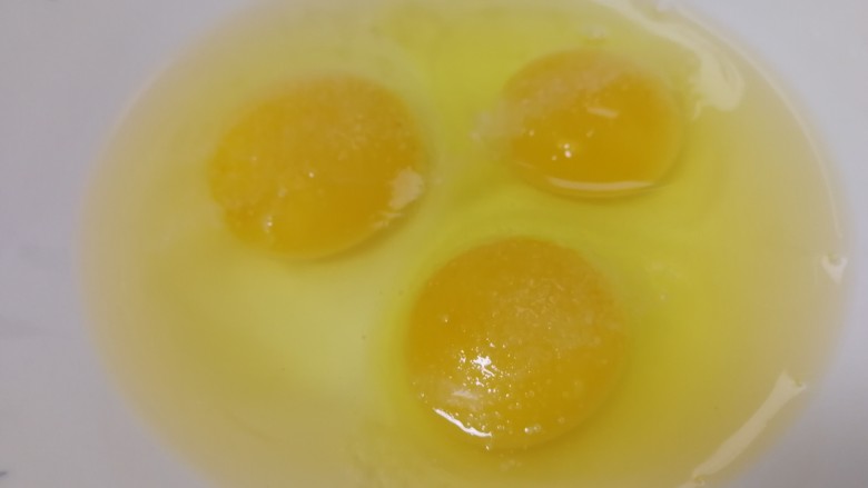 肉末鸡蛋羹,鸡蛋打入碗里，加少盐入味。