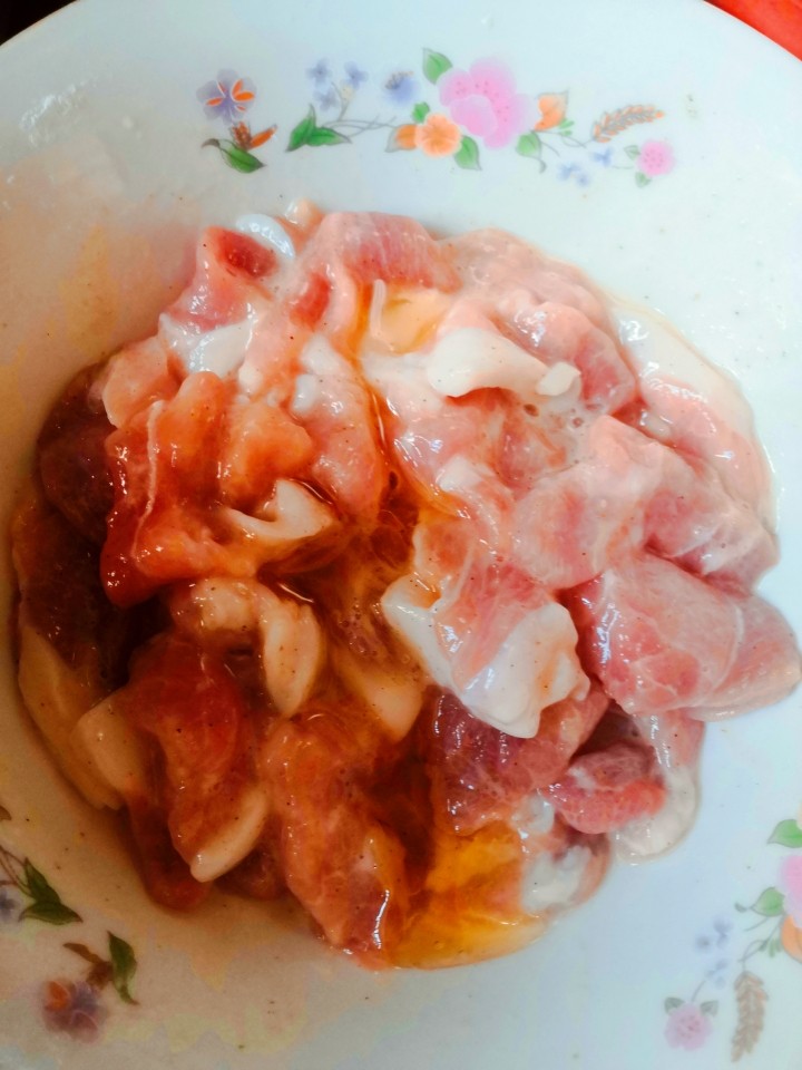 超好吃的川菜⇒水煮肉片（做法超级简单呦）,抓拌均匀后倒入食用油封浆
