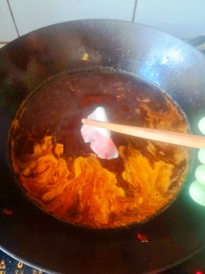 超好吃的川菜⇒水煮肉片（做法超级简单呦）,小火下肉片