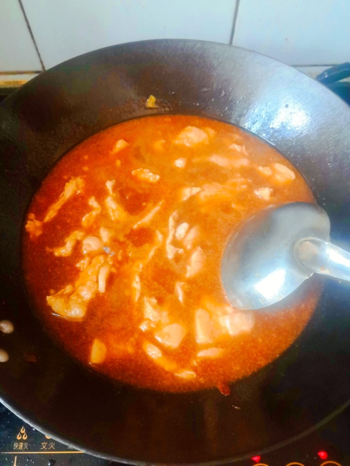 超好吃的川菜⇒水煮肉片（做法超级简单呦）,用勺子轻轻推动肉片，小火煮几分钟