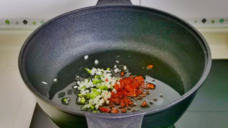 芋 头扣肉,起油锅，加入切好的葱蒜辣椒碎煸炒。