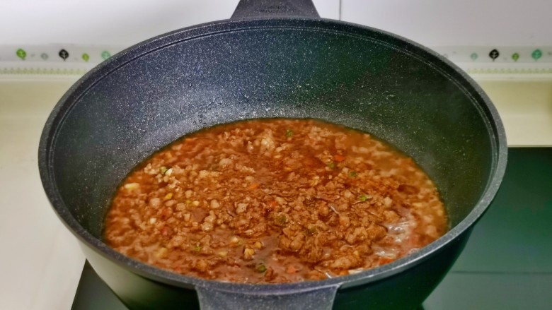 芋 头扣肉,加入半碗纯净水烧开。