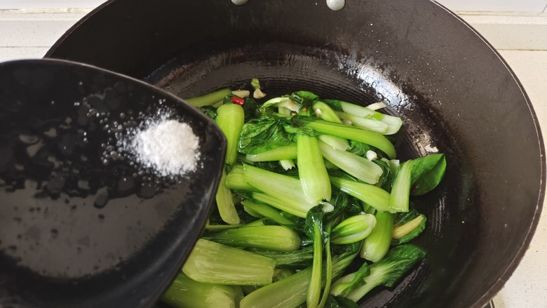 清炒油菜,翻炒至青菜变蔫，加入适量盐调味
