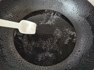 菠菜花生米,锅中水烧开加入盐和几滴油