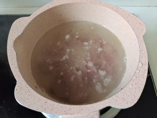 牛肉粉丝汤,加入适量热水