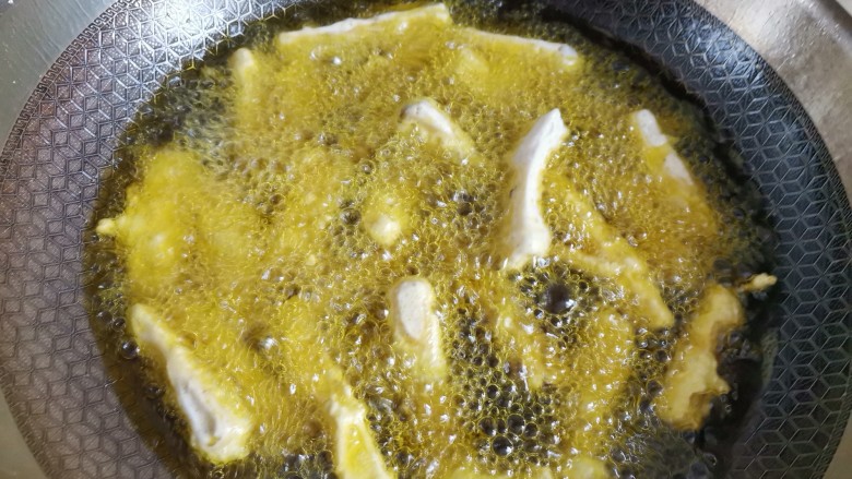 椒盐杏鲍菇,然后把杏鲍菇一个一个丢到油锅里面中火炸，炸至表面定型，用筷子把蘑菇掰散开