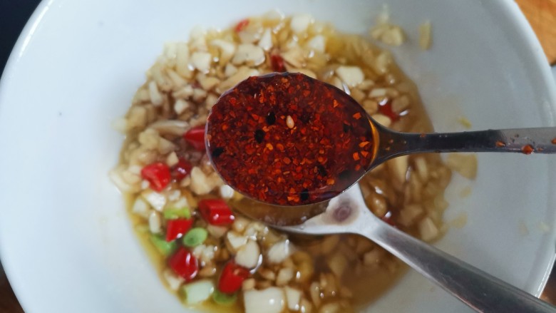 菠菜花生米,加入一勺自制的辣椒油