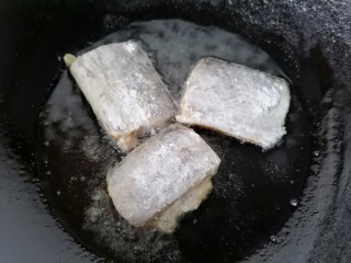 茄汁带鱼,锅内放油烧热放入带鱼煎