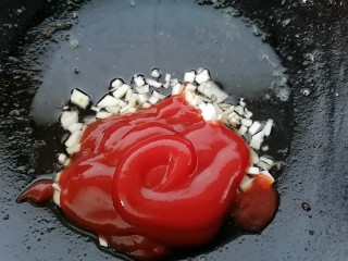 茄汁带鱼,锅内放入蒜末和番茄酱