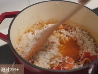 海鲜饭,步骤七：放入生米，搅拌一下，米提前浸泡。