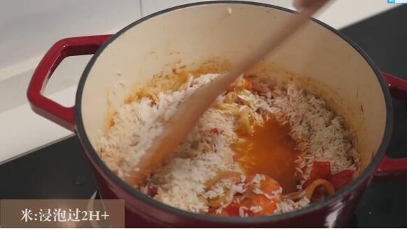 海鲜饭,步骤七：放入生米，搅拌一下，米提前浸泡。
