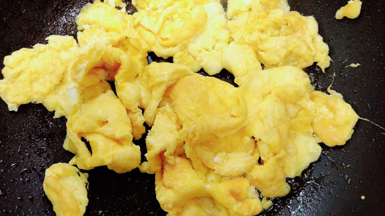 清炒油菜,鸡蛋翻炒均匀即可盛出。