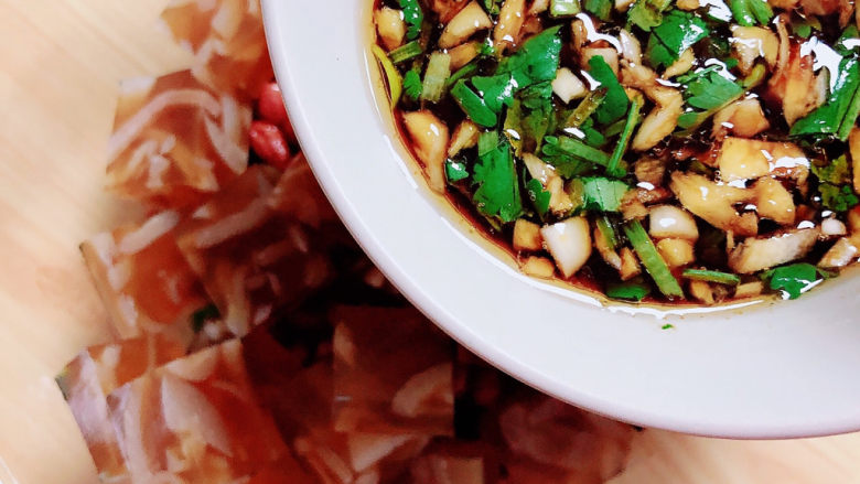 菠菜花生米,将凉拌汁倒入凉菜中。