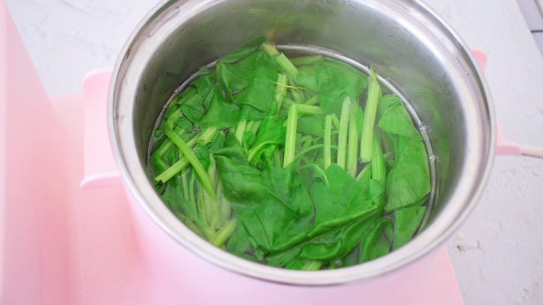 菠菜花生米,锅中烧开水，放入菠菜焯水一分钟后捞出过凉水，再挤干水分切成寸段备用