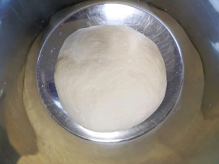 萝卜干油渣馅包子,揉成面团，盖上保鲜膜发酵至两倍大。 