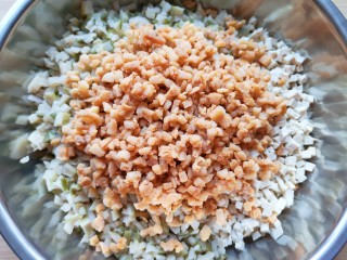 萝卜干油渣馅包子,切好的萝卜干和老豆腐一起放入盆里，加入猪油渣混合均匀。 