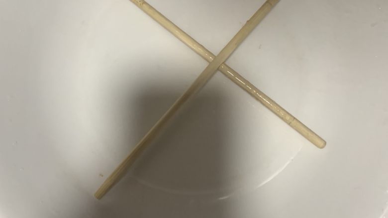清蒸多宝鱼,准备一个能放下鱼的盘子交叉放上筷子，这样可以避免底部不熟。