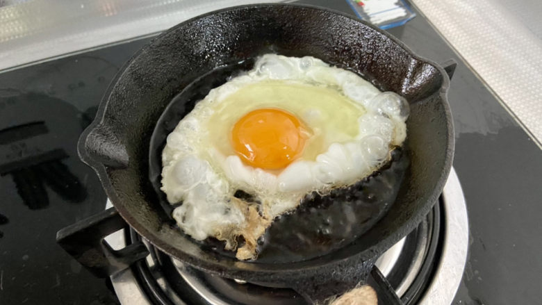 三鲜面➕香肠猪肝三鲜面,煎鸡蛋，喜欢水煮蛋的小伙伴也可以煮面时煮个水煮蛋。阿晨是为了试试新买的小铸铁锅。