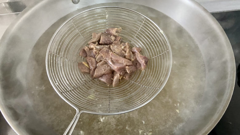 三鲜面➕香肠猪肝三鲜面,最后下腌制好的猪肝，烫到猪肝变色捞出