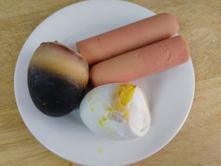 上汤菠菜,配料：皮蛋，咸鸭蛋，火腿肠。