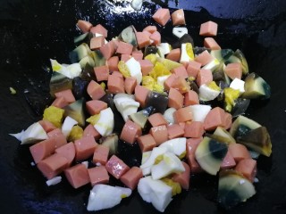 上汤菠菜,放入皮蛋，咸鸭蛋，火腿丁，文火翻炒均匀。