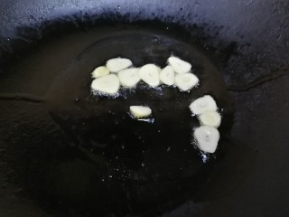 上汤菠菜,热锅凉油，放入蒜片，文火炒香。