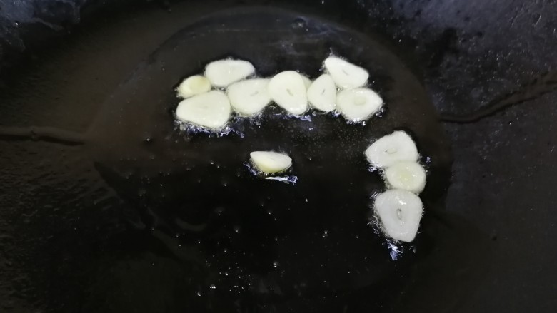上汤菠菜,热锅凉油，放入蒜片，文火炒香。