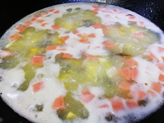 上汤菠菜,加入适量大骨汤，文火煮开。