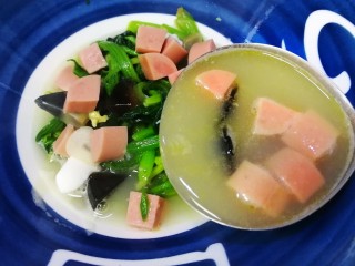 上汤菠菜,把煮好的汤汁舀入装菠菜的大碗里。