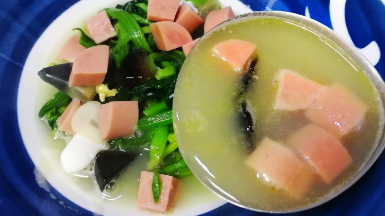 上汤菠菜,把煮好的汤汁舀入装菠菜的大碗里。