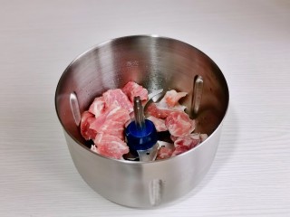 肉末鸡蛋羹,梅花肉洗净切小块，放入绞肉机中绞成肉糜。