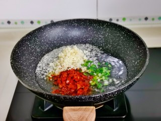肉末鸡蛋羹,利用这时间炒肉糜，起油锅加入辣椒碎，葱花蒜末炒香。