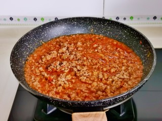 肉末鸡蛋羹,再加入拌好的肉糜小火炒散，加入半小碗纯净水将肉糜烧熟。