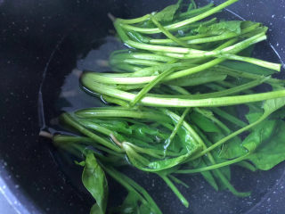 上汤菠菜,水烧开，下入菠菜梗先烫两分钟。